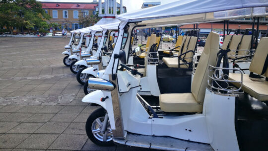 TukTuk garés côte à côte Place de la Victoire